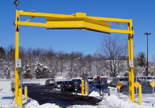 Scraper Systems: Clear snow from your fleet – less than 30 seconds per vehicle. Up to 60 per hour.